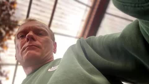 Snapshot of siergiej6969 chatting on November 12, 2025, 9:32 am R online show from November 12, 2025, 9:32 am