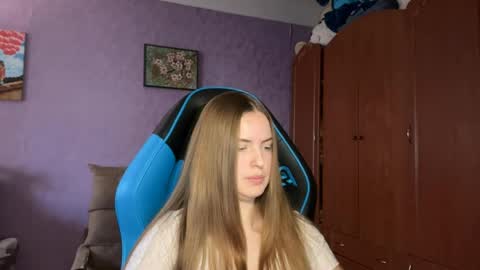Snapshot of silksinner_ chatting on April 4, 2026, 10:02 am Erica online show from April 4, 2026, 10:02 am