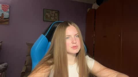 Snapshot of silksinner_ chatting on April 6, 2026, 6:31 pm Erica online show from April 6, 2026, 6:31 pm