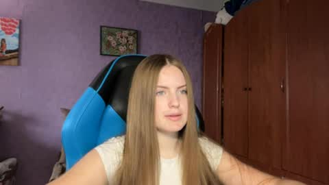 Snapshot of silksinner_ chatting on April 7, 2026, 2:17 pm Erica online show from April 7, 2026, 2:17 pm