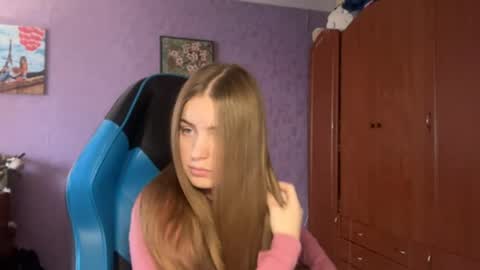 Snapshot of silksinner_ chatting on April 14, 2026, 9:04 am Erica online show from April 14, 2026, 9:04 am
