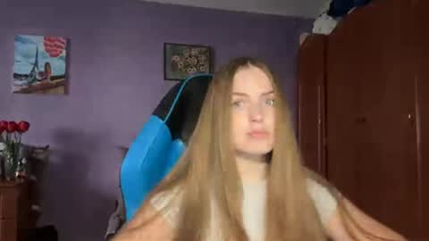 Snapshot of silksinner_ chatting on April 20, 2026, 1:36 pm Erica online show from April 20, 2026, 1:36 pm