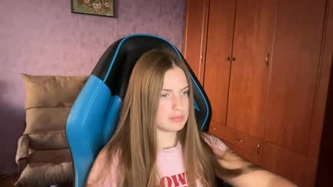 Snapshot of silksinner_ chatting on June 4, 2026, 4:24 pm Erica online show from June 4, 2026, 4:24 pm