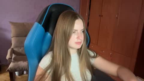Snapshot of silksinner_ chatting on June 12, 2026, 12:04 pm Erica online show from June 12, 2026, 12:04 pm