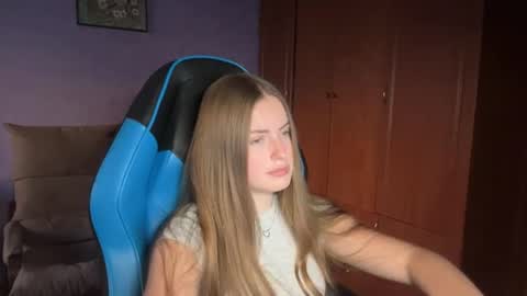 Snapshot of silksinner_ chatting on June 14, 2026, 5:26 pm Erica online show from June 14, 2026, 5:26 pm