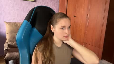 Snapshot of silksinner_ chatting on June 17, 2026, 12:29 pm Erica online show from June 17, 2026, 12:29 pm