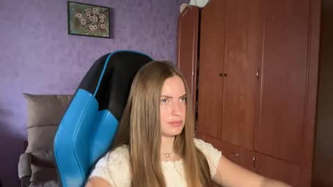 Snapshot of silksinner_ chatting on June 23, 2026, 9:29 am Erica online show from June 23, 2026, 9:29 am