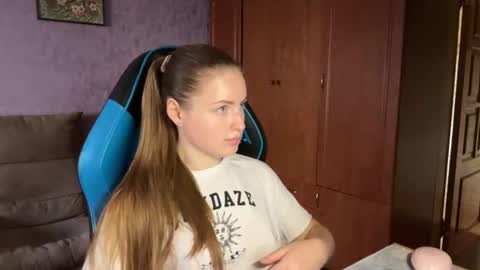Snapshot of silksinner_ chatting on June 25, 2026, 10:31 am Erica online show from June 25, 2026, 10:31 am