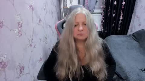 silver_moon_light online show from September 24, 2025, 6:44 pm