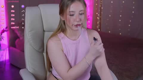 Snapshot of silverrmoon chatting on February 21, 2025, 2:16 pm Kristina Kris online show from February 21, 2025, 2:16 pm