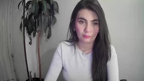 Snapshot of silviecollins chatting on December 18, 2024, 1:05 am Silvie online show from December 18, 2024, 1:05 am