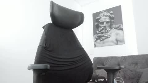 simon_leon01 online show from February 16, 2026, 12:45 pm