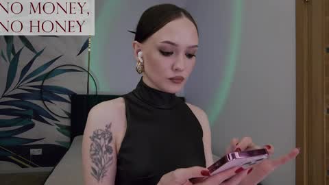 Snapshot of sirenaswhisper chatting on May 24, 2026, 5:51 pm Goddess Sirena online show from May 24, 2026, 5:51 pm