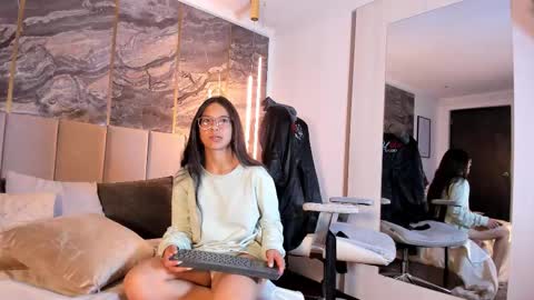 Skay  online show from November 20, 2025, 7:35 pm