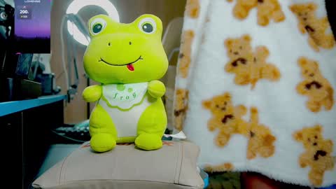 Snapshot of skinnygirl019 chatting on December 4, 2024, 8:45 am GoddessSkinny online show from December 4, 2024, 8:45 am