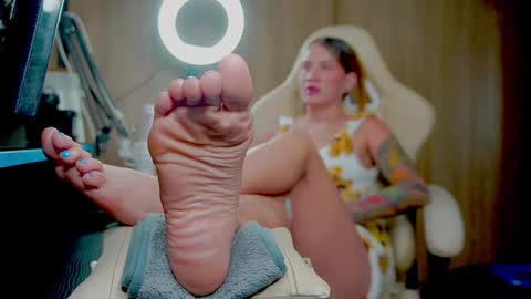 Snapshot of skinnygirl019 chatting on January 20, 2025, 2:22 am GoddessSkinny online show from January 20, 2025, 2:22 am