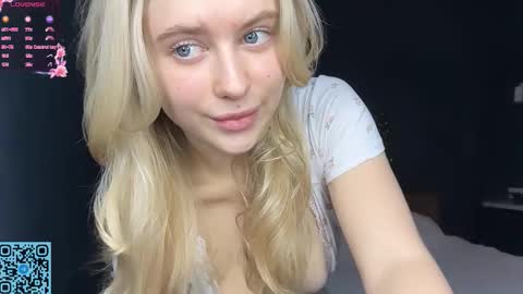 Snapshot of skyeveil chatting on October 31, 2025, 6:42 pm Skye online show from October 31, 2025, 6:42 pm