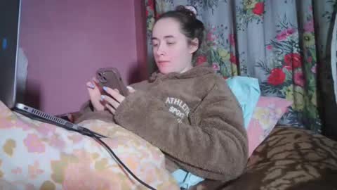 Snapshot of skyressie333 chatting on December 16, 2024, 7:00 pm skyressie333 online show from December 16, 2024, 7:00 pm