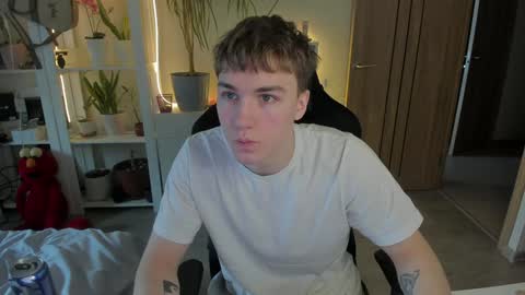 Snapshot of slippery_baby chatting on February 8, 2025, 9:56 am Mila online show from February 8, 2025, 9:56 am