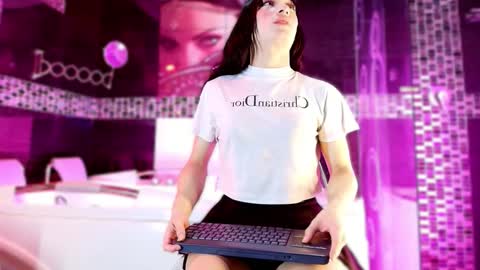 Small Hot19 online show from December 18, 2025, 11:05 am