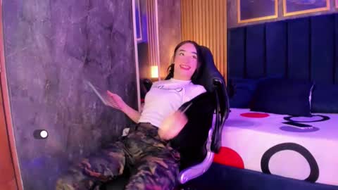 Small Hot19 online show from April 17, 2026, 10:18 am