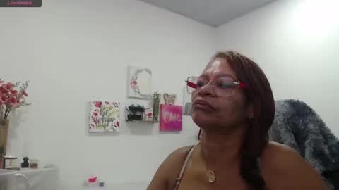 Snapshot of smilet_milf chatting on October 5, 2025, 12:36 pm Smileth online show from October 5, 2025, 12:36 pm