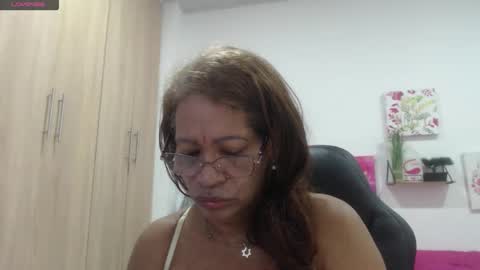 Snapshot of smilet_milf chatting on February 1, 2026, 12:48 pm Smileth online show from February 1, 2026, 12:48 pm