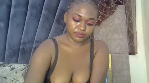 smiley_berry online show from October 6, 2025, 10:40 pm