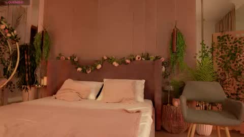 Snapshot of smiley_mia_ chatting on October 16, 2025, 5:19 am Mia online show from October 16, 2025, 5:19 am