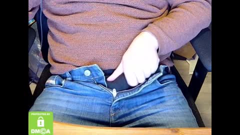 Snapshot of sneakybill82 chatting on December 17, 2024, 10:32 pm Sneakybill online show from December 17, 2024, 10:32 pm