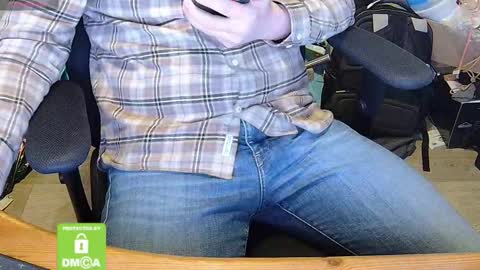 Snapshot of sneakybill82 chatting on March 7, 2025, 7:52 am Sneakybill online show from March 7, 2025, 7:52 am