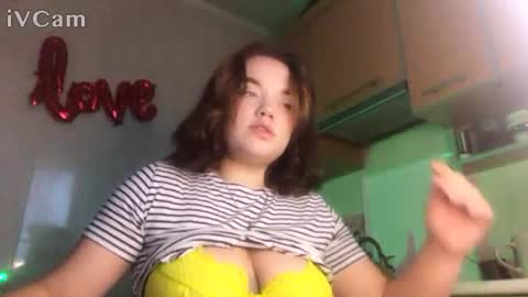 snowy_cute online show from April 26, 2026, 2:53 am