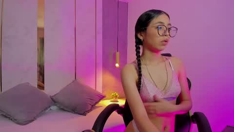 Snapshot of sofi_alix chatting on June 3, 2026, 7:19 pm S O F I online show from June 3, 2026, 7:19 pm