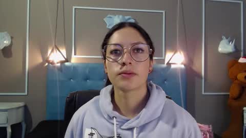 Sofa online show from November 18, 2025, 11:03 am