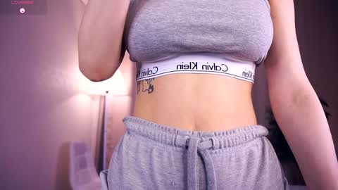 Snapshot of sofiabruno chatting on September 25, 2025, 6:39 am Hi My name is Sofia Welcome to my room Please thumbs up - its important online show from September 25, 2025, 6:39 am