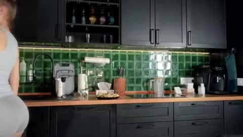 Bella online show from February 28, 2026, 6:03 am