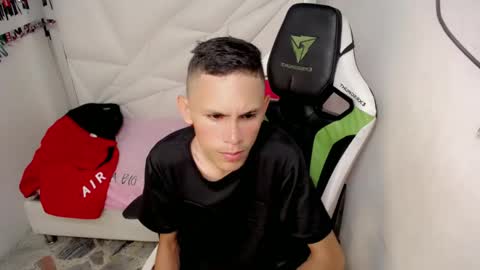 Snapshot of sombra_18 chatting on May 18, 2026, 8:14 pm ESTEBAN online show from May 18, 2026, 8:14 pm