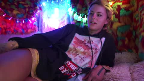 Snapshot of sophie_lovely chatting on February 6, 2025, 5:25 am derpy derpington online show from February 6, 2025, 5:25 am