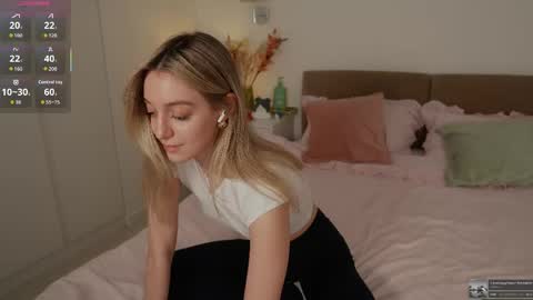Snapshot of sophiebelll chatting on April 9, 2026, 10:53 am sophiebelll online show from April 9, 2026, 10:53 am