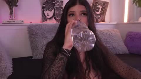 Snapshot of sophiee_art chatting on June 17, 2026, 7:26 pm Sophiee online show from June 17, 2026, 7:26 pm