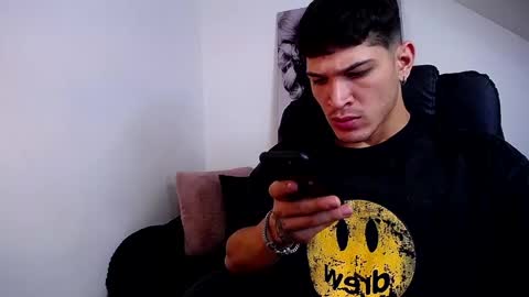 Snapshot of soyraydimarco_ chatting on December 27, 2024, 6:20 pm RayDimarco  independent model online show from December 27, 2024, 6:20 pm