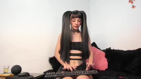 Snapshot of split_girl chatting on February 6, 2025, 2:44 am EMMA online show from February 6, 2025, 2:44 am