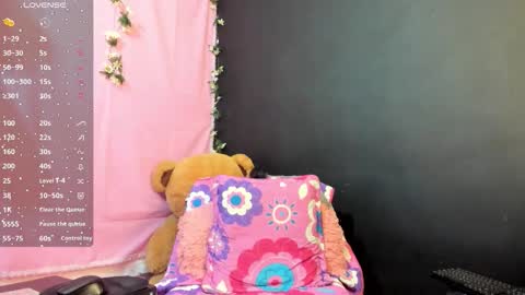 Snapshot of split_girl chatting on October 8, 2025, 10:07 pm EMMA online show from October 8, 2025, 10:07 pm