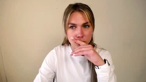 Snapshot of sport_tall_karina chatting on May 4, 2026, 8:10 am Karina online show from May 4, 2026, 8:10 am
