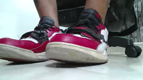Snapshot of srfindomfeet_ chatting on April 19, 2026, 6:10 pm sr master cum its my old account online show from April 19, 2026, 6:10 pm