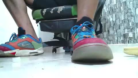 Snapshot of srfindomfeet_ chatting on April 21, 2026, 5:17 pm sr master cum its my old account online show from April 21, 2026, 5:17 pm