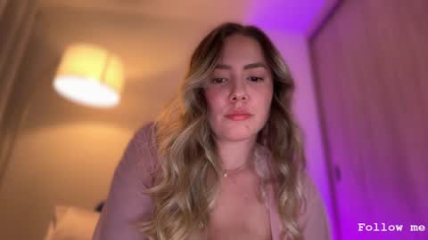 Snapshot of srta__sophie chatting on June 12, 2026, 12:42 am Sophie 3 online show from June 12, 2026, 12:42 am