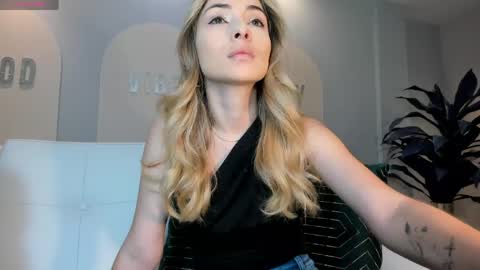 Snapshot of staceywood_ chatting on April 23, 2026, 11:42 am Stacy Woods online show from April 23, 2026, 11:42 am