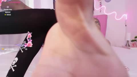 estecy online show from October 31, 2025, 2:40 pm