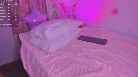Snapshot of starlightsss_ chatting on April 15, 2026, 1:23 am . online show from April 15, 2026, 1:23 am